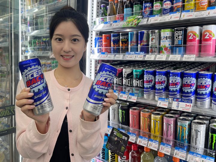 [서울=뉴시스] GS리테일이 운영하는 편의점 GS25는 '얼박사'가 출시 두 달 만에 누적 판매량 250만개를 돌파하며 음료 매출 전체 1위에 등극했다고 11일 밝혔다. (사진=GS리테일 제공) *재판매 및 DB 금지