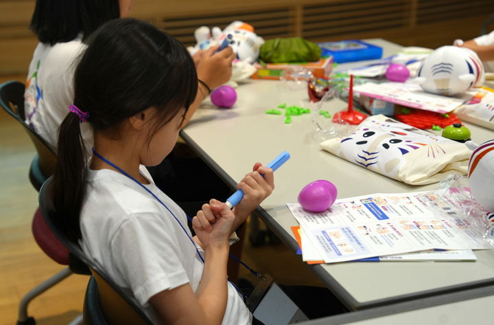 [서울=뉴시스] 소아·청소년 1형 당뇨 환아가 올바른 인슐린 주사법에 대해 학습하고 있다. (사진=대웅제약 제공. 기사와 관련이 없습니다.) 2025.09.11. photo@newsis.com *재판매 및 DB 금지