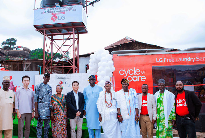 [서울=뉴시스]LG전자가 최근 나이지리아 아베오쿠타에 별도의 전력 공급원 없이 태양광만으로 24시간 깨끗한 물을 공급하는 식수 시설과 이동식 무료 세탁방을 지원했다. (사진=LG전자 제공)photo@newsis.com *재판매 및 DB 금지