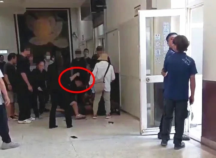 [뉴시스] 현장에 있던 다른 업체 직원들이 손자를 제압하는 과정에서 추가 폭행 논란까지 불거졌다.(사진= 연합보 캡쳐).2025.09.11 *재판매 및 DB 금지