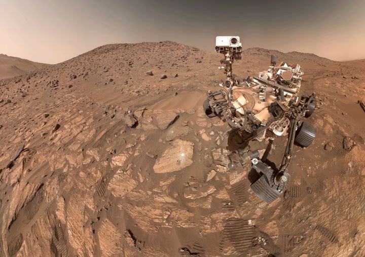 [서울=뉴시스] 미국 항공우주국(NASA)의 화성 탐사 로버 퍼서비어런스가 암석 '사파이어 캐니언' 샘플에서 생명체의 구성 요소들을 발견한 사실이 전해졌다. 사진은 퍼서비어런스가 암석 사진을 찍는 모습. (사진 = NASA 공식 누리집 캡처) 2025.09.11. *재판매 및 DB 금지