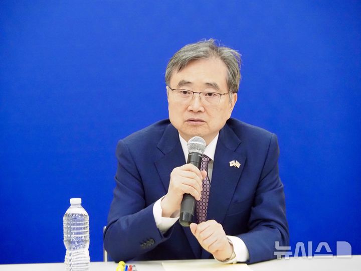 [워싱턴=뉴시스]이윤희 특파원 = 미국 이민당국에 구금돼 있는 조지아주 배터리 공장 건설현장 근로자들 귀환을 논의하기 위해 미국을 찾은 조현 외교부 장관이 10일(현지 시간) 워싱턴DC 주미대사관에서 특파원 간담회를 열고 발언하고 있다. (사진=워싱턴공동취재단). 2025.09.11.