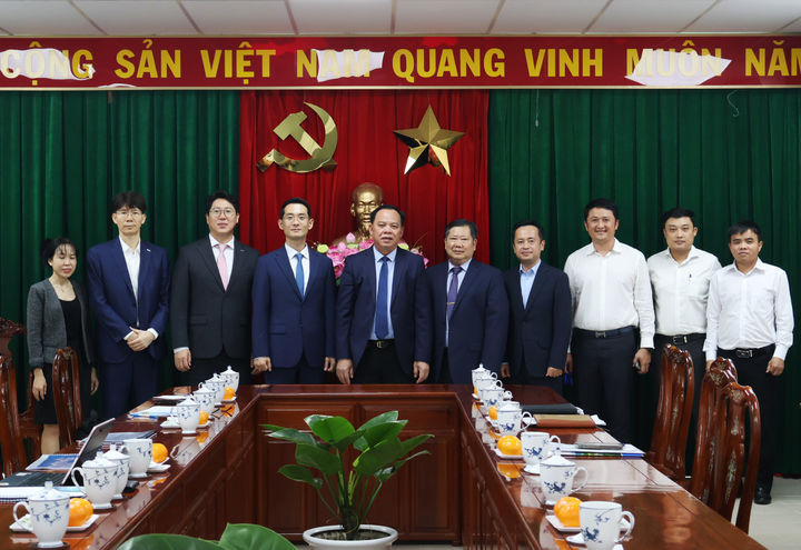 [서울=뉴시스]대한전선과 동나이성 관계자가 기념 촬영을 하고 있다. (왼쪽 두번째부터 최승호 대한비나 법인장, 김응서 대한전선 경영기획실 상무, 김준석 대한전선 경영총괄 부사장, 보 탄 둑 동나이성 성장). (사진=대한전선 제공) 2025.09.11. photo@newsis.com *재판매 및 DB 금지