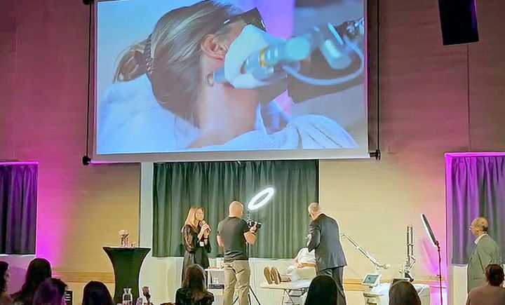 [서울=뉴시스] 피부 미용 및 질환 치료용 레이저 기기 전문기업 레이저옵텍은 지난 6일 핀란드 헬싱키에서 레이저 장비 헬리오스785(HELIOS 785 PICO) 론칭 행사를 개최했다고 11일 밝혔다. (사진=레이저옵텍 제공) 2025.09.11. photo@newsis.com *재판매 및 DB 금지