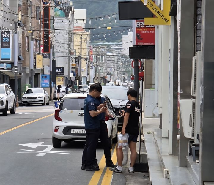 [진주=뉴시스]경남경찰청 기동순찰2대 범죄예방 순찰활동 모습.(사진=기동순찰2대 제공).2025.09.11.photo@newsis.com *재판매 및 DB 금지