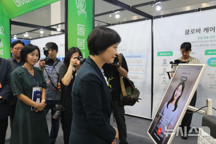 [부천=뉴시스] 정일형 기자 = 정미연 부천시 복지정책과장(왼쪽)과 이스란 보건복지부 제1차관(오른쪽)이 세종네트웍스 부스(네이버 케어콜, 온마음 AI복지콜)에 방문해 설명을 듣고 있다. (사진=부천시 제공)