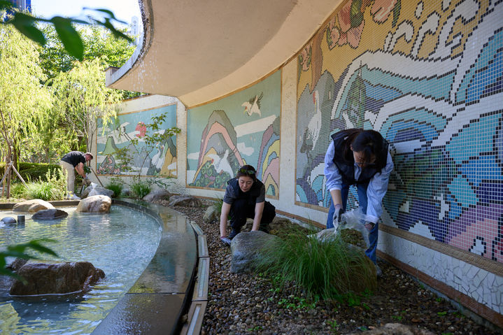 [서울=뉴시스] 포르쉐코리아 임직원들이 서울 동대문구 장평근린공원에서 가드닝 봉사활동을 하는 모습. (사진=포르쉐코리아 제공) 2025.09.11 photo@newsis.com *재판매 및 DB 금지