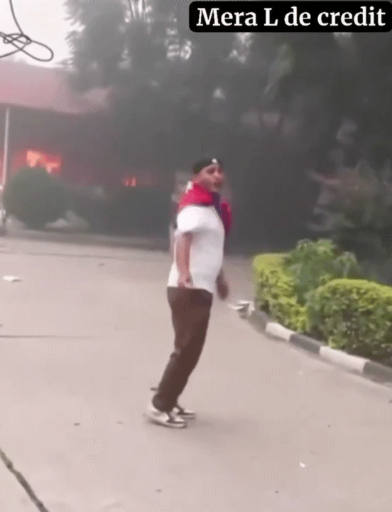 [뉴시스]네팔 Z세대 주도 시위가 격화하는 가운데 불타는 의회 건물 앞에서 한 시위자가 춤을 추는 영상이 퍼지며 논란이 일고 있다.(사진=프리프레스저널) 2025.09.10 *재판매 및 DB 금지