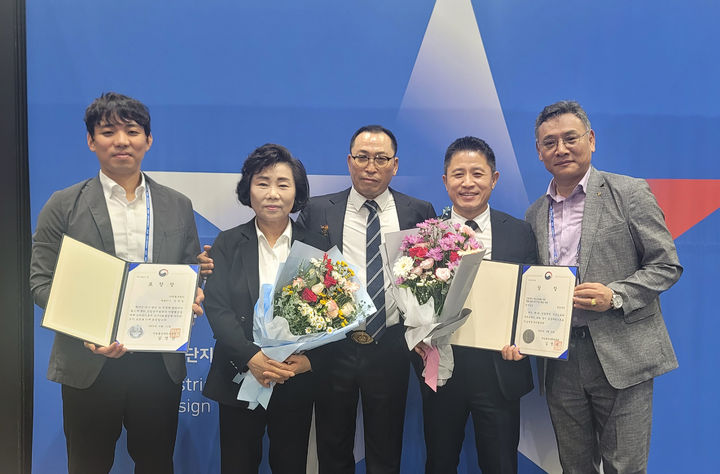 [영암=뉴시스]'산자부 산단 구조고도화 어워드' 최우수상 수상한 영암군. (사진=영암군 제공) 2025.09.11. photo@newsis.com *재판매 및 DB 금지