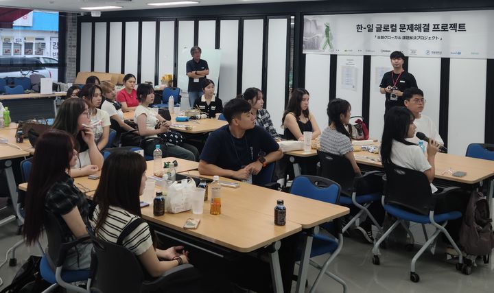 [의성=뉴시스] '한-일 글로컬 문제해결 프로젝트' 참가 대학생들이 토의하고 있다. (사진=의성군 제공) 2025.09.11. photo@newsis.com *재판매 및 DB 금지