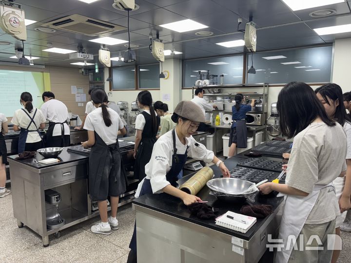 [용인=뉴시스] 공유학교 카페디저트 전문가 과정을 배우는 학생들. (사진=용인교육지원청 제공) 2025.09.11. photo@newsis.com