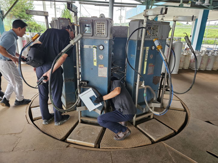 [안산=뉴시스]안산시와 한국가스안전공사 관계자가 합동으로 액화석유가스 충전소에서 안전점검을 진행하고 있다.(사진=안산시 제공)2025.09.11.photo@newsis.com *재판매 및 DB 금지