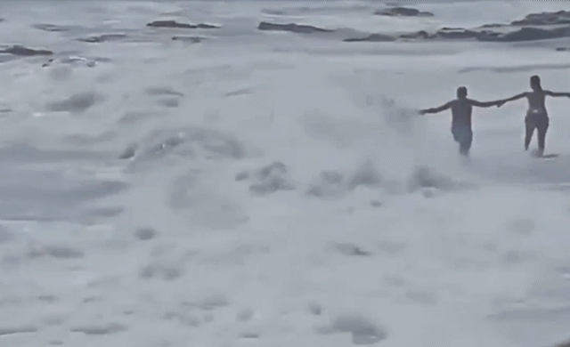 스페인 해변서 인간 사슬…6세 아동 생명 구해(영상)