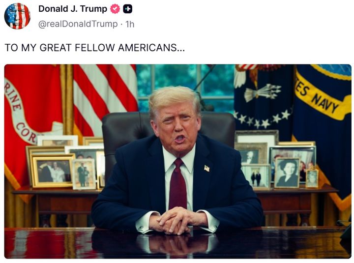 도널드 트럼프 미국 대통령이 10일(현지 시간) 보수 정치 활동가 찰리 커크의 총격 피살에 관해 영상 성명에서 발언하고 있다. 2025.09.11. *재판매 및 DB 금지