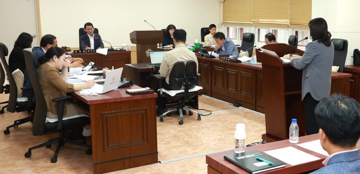 민생지원금 조례안 논의하는 제천시의회 산업건설위원회 *재판매 및 DB 금지