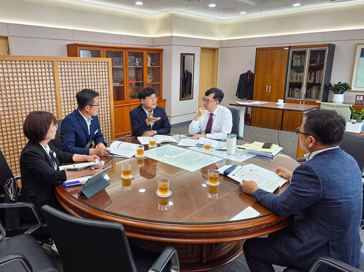 [거제=뉴시스] 신정철 기자= 경남 거제시는 내년도 재해예방사업 추진을 위해 총사업비 1000억 원 규모의 신규사업을 포함한 국도비를 확보하며, 시민 안전도시 건설에 속도를 내고 있다고 11일 밝혔다.사진은 변광용 거제시장(사진, 가운데)이 중앙부처를 수시로 방문하여 국비확보에 노력하고 있는 모습.(사진=거제시 제공).2025.09.11. photo@newsis.com *재판매 및 DB 금지
