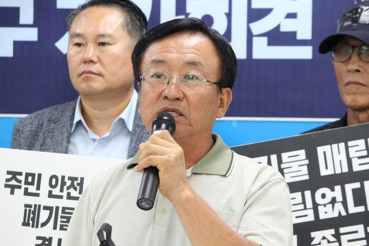 [천안=뉴시스] 최영민 기자= 이성용 동면지정폐기물매립장반대비상대책위원회 공동위원장이 11일 천안시청 브리핑실에서 기자회견을 갖고 있다. 2025.09.11 ymchoi@newsis.com *재판매 및 DB 금지