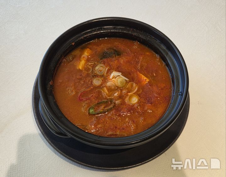 [서울=뉴시스] 롯데호텔앤리조트가 지난달 28일 선보인 김치찌개 가정간편식(HMR). photo@newsis.com