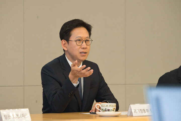[서울=뉴시스] 배경훈 과학기술정보통신부 장관이 11일 오전 서울 종로구 KT 광화문지사를 방문해 고객 무단 소액결제 침해사고 관련 조치 현황을 점검하고, 국민의 불편과 불안을 최소화하기 위한 전사적인 조치를 당부하고 있다. (사진=과기정통부 제공) *재판매 및 DB 금지