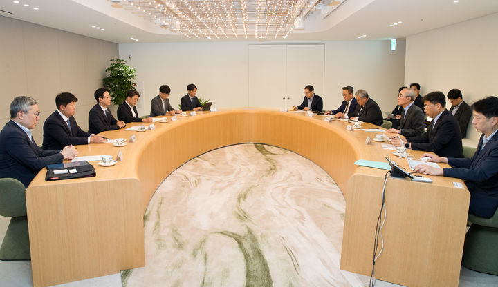 [서울=뉴시스] 배경훈 과학기술정보통신부 장관이 11일 오전 서울 종로구 KT 광화문지사를 방문해 고객 무단 소액결제 침해사고 관련 조치 현황을 점검하고, 국민의 불편과 불안을 최소화하기 위한 전사적인 조치를 당부하고 있다. (사진=KT 제공) *재판매 및 DB 금지