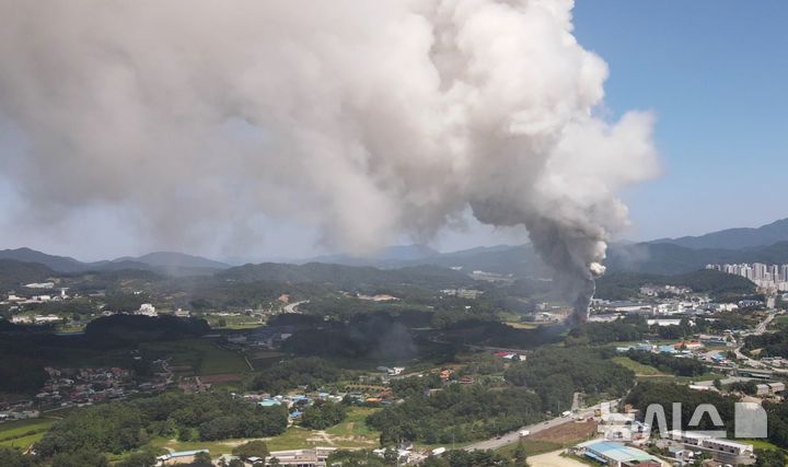 [음성=뉴시스] 11일 낮 12시2분께 충북 음성군 금왕읍 도청리의 한 창고에서 화재가 발생해 검은 연기가 하늘로 치솟고 있다. (사진=독자 제공) 2025.09.11. photo@newsis.com