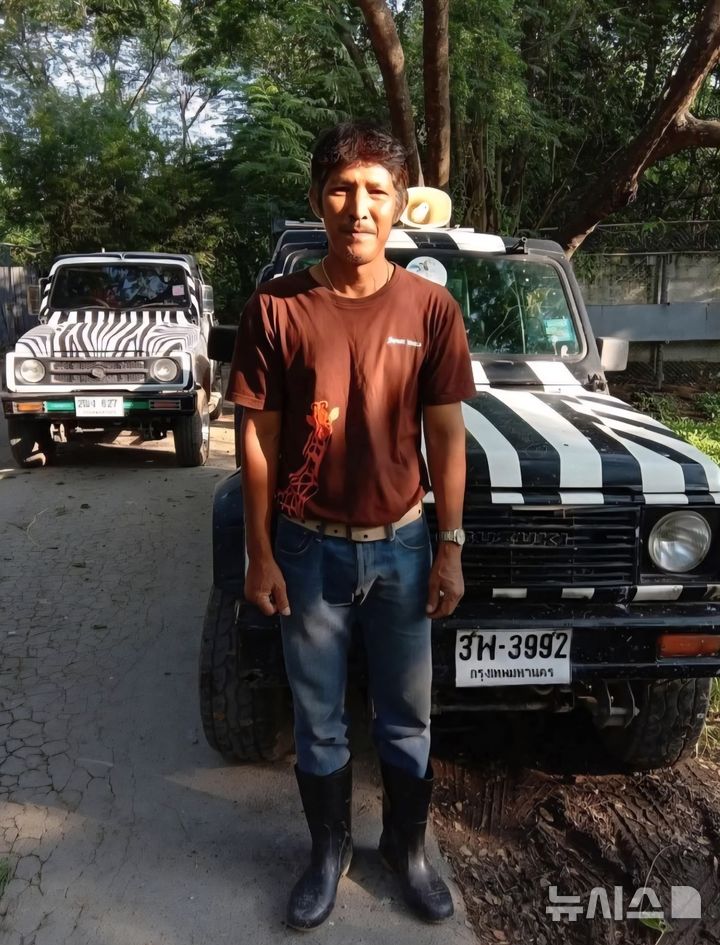 [뉴시스]태국 방콕 사파리 월드에서 베테랑 사육사 지안 랑카라사미(58)가 사자 우리에서 차량 밖으로 나섰다가 사자에게 물려 숨졌다.(사진=더선)2025.09.10 