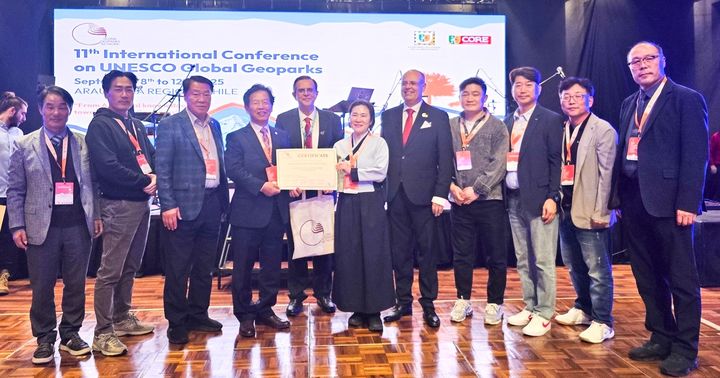 [단양=뉴시스] 이병찬 기자 = 충북 단양군은 칠레 세계지질공원 총회 참석한 군 대표단이 세계지질공원 지정서를 수령했다고 11일 밝혔다.(사진=단양군 제공)2025.09.11.photo@newsis.com *재판매 및 DB 금지