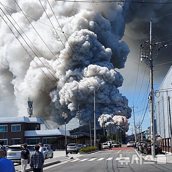 [음성=뉴시스] 11일 낮 12시2분께 충북 음성군 금왕읍 도청리의 한 폐배터리 보관 창고에서 화재가 발생해 연기가 하늘로 치솟고 있다. (사진=독자 제공) 2025.09.11. photo@newsis.com