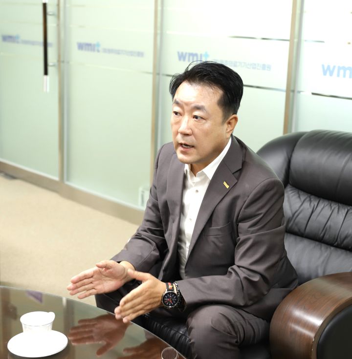 [원주=뉴시스] 11일 한종현 원주의료기기산업진흥원장이 강원 의료기기 산업의 지형을 바꾸고 지역의 미래를 견인하겠다는 야심 찬 비전을 제시하고 있다. 2025.09.11. wonder8768@newsis.com *재판매 및 DB 금지