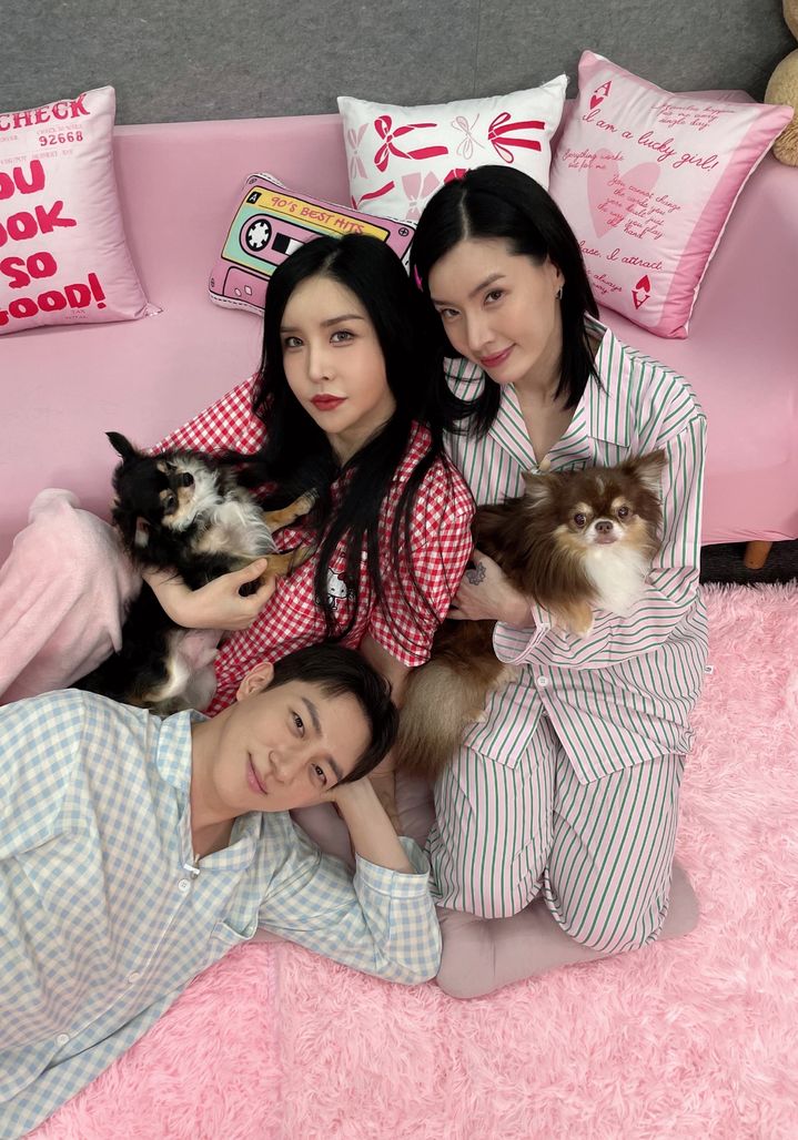 [서울=뉴시스] 방송인 하리수가 지난 10일 공개한 유튜브 예능 프로그램 '파자매 파티'에 출연해 반려견 11마리와 살고 있다고 밝혔다. (사진=샌드박스네트워크 제공) 2025.09.11. photo@newsis.com *재판매 및 DB 금지