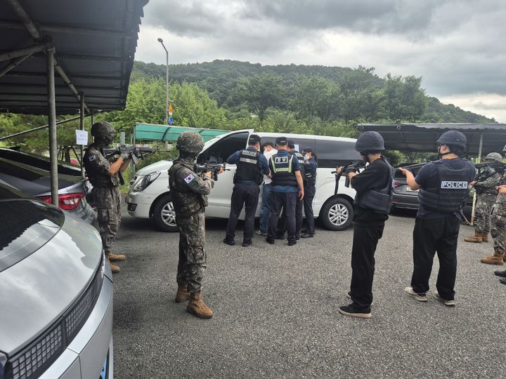 [대구=뉴시스] 대구 달서경찰서는 대곡파출소에서 달서소방서, 제501여단 4대대와 '관계기관 합동 FTX 훈련'을 했다. (사진=대구 달서경찰서 제공) 2025.09.11. photo@newsis.com *재판매 및 DB 금지