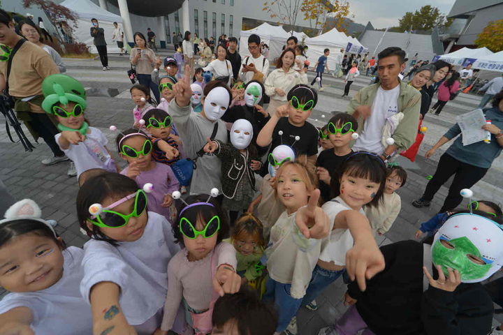[밀양=뉴시스] 제5회 외계인대축제에서 아동들이 외계인 썬글라스를 착용하고 축제를 즐기고 있다. (사진=밀양시 제공) 2025.09.11. photo@newsis.com *재판매 및 DB 금지