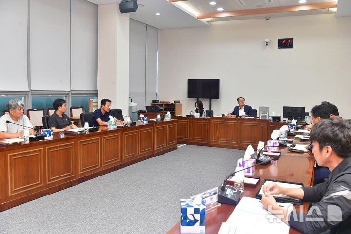 [완주=뉴시스] 완주군의회 김재천 부의장은 11일 의회 문화강좌실에서 운주 하천 재해복구사업 지연 문제와 관련해 시공업체들과 간담회를 열었다. 2025.09.11 (사진= 완주군의회 제공) *재판매 및 DB 금지