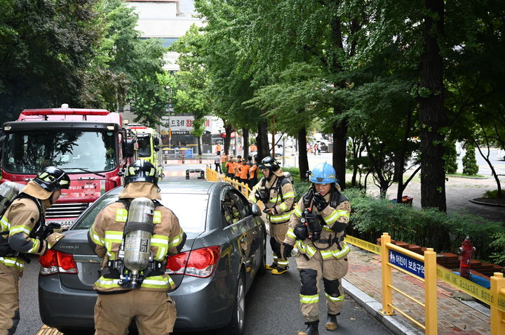 [대구=뉴시스] 대구서부소방서는 서구 이현동 중리네거리 일대에서 불법 주·정차 차량 강제처분 훈련을 했다. (사진=대구서부소방서 제공) 2025.09.11. photo@newsis.com *재판매 및 DB 금지
