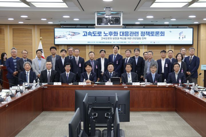 [서울=뉴시스] 함진규 한국도로공사 사장(아랫줄 오른쪽 세 번째), 안태준 국회의원(아랫줄 오른쪽 네 번째), 권영진 국회의원(아랫줄 오른쪽 다섯 번째)이 11일 오후 국회의원회관에서 열린 '고속도로 노후화 대응 관련 정책토론회'에서 기념 촬영을 하고 있다. 2025.09.11. (사진=도로공사 제공) photo@newsis.com *재판매 및 DB 금지