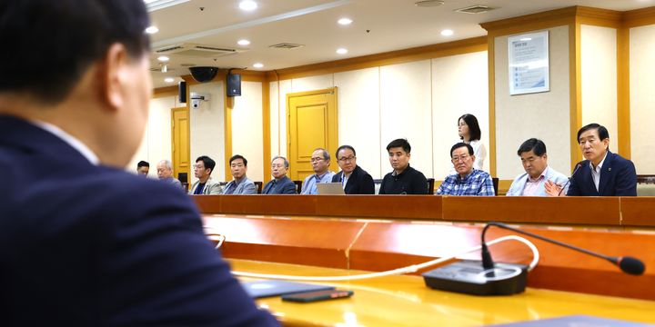 조길형(오른쪽) 충주시장이 11일 충주시청에서 투자유치자문위원들에게 인사말을 하고 있다. *재판매 및 DB 금지