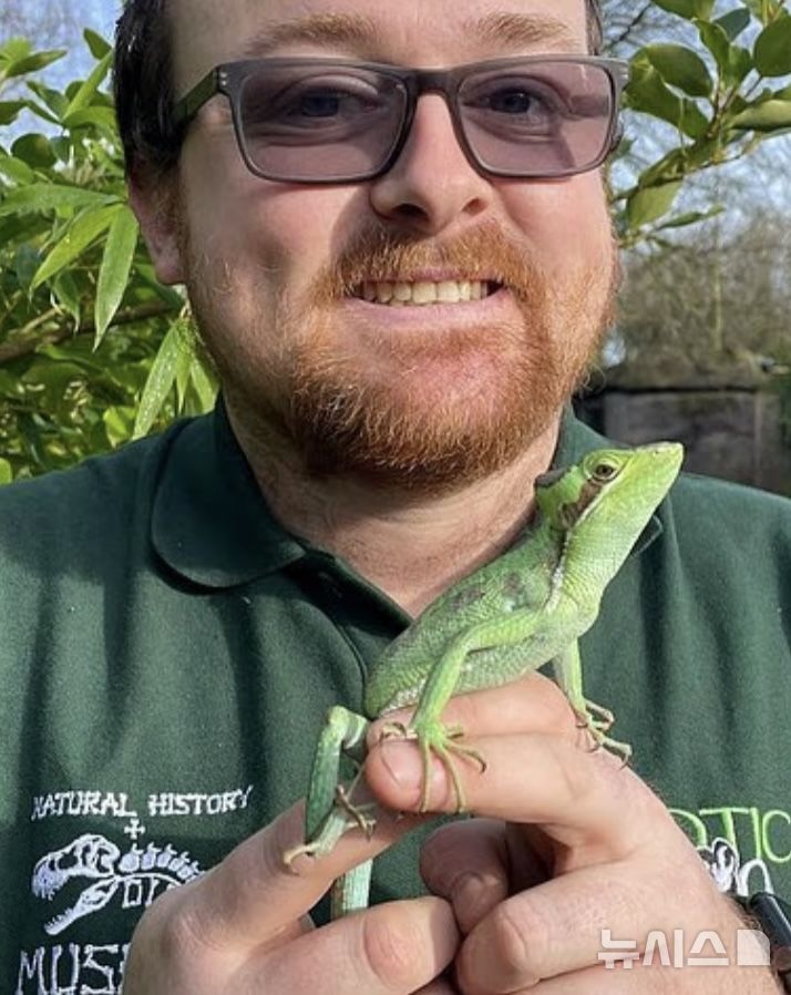 [뉴시스] 수컷과 짝짓기 없이 출산한 기적 같은 광경에 동물원 직원들은 놀랐다. (사진=데일리메일/ 이그조틱 동물원) 2025.09.10. 