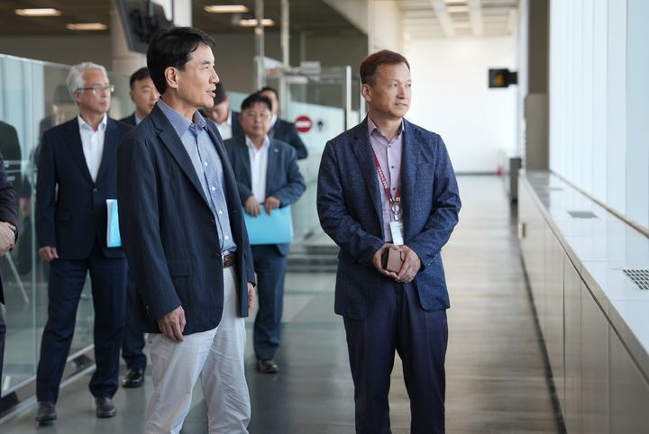 [춘천=뉴시스] 11일 강원특별자치도(도지사 김진태. 사진 왼쪽에서 첫번째)는 이날 파라타항공 제주노선 취항을 앞두고 양양국제공항에서 양양공항, 파라타항공, 양양군과 함께 취항 점검을 실시했다 고 밝혔다, 강원특별자치도 제공. *재판매 및 DB 금지