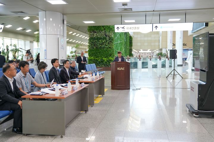 [춘천=뉴시스] 11일 강원특별자치도(도지사 김진태) 는이날 파라타항공 제주노선 취항을 앞두고 양양국제공항에서 양양공항, 파라타항공, 양양군과 함께 취항 점검을 실시했다 고 밝혔다. 강원특별자치도 제공. *재판매 및 DB 금지