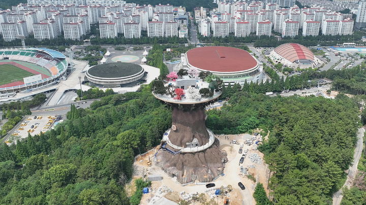 [창원=뉴시스] 강경국 기자 = 흉물 논란을 겪고 있는 경남 창원시 성산구 대상공원 기부채납 공원시설물인 빅트리. (사진=창원시청 제공). 2025.09.11. photo@newsis.com *재판매 및 DB 금지