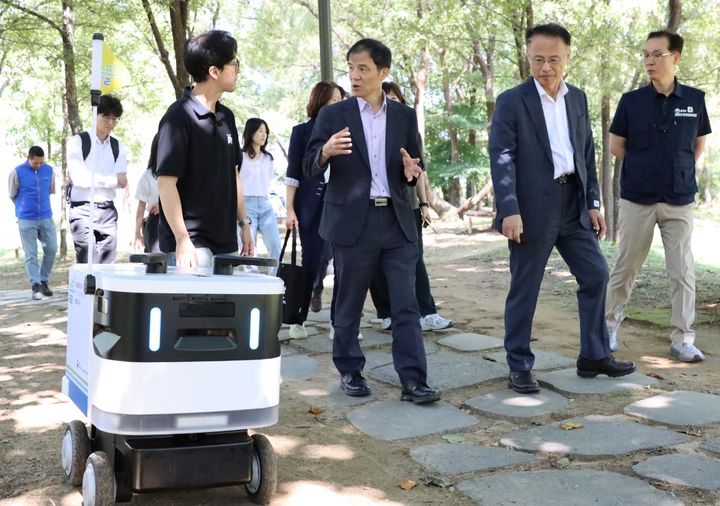[하남=뉴시스] 홍동곤 한강유역환경청장(가운데)이 수풀로 양수리를 찾아 인공지능(AI) 로봇 '수풀로버'의 자율주행 기능을 확인하고 있다. (사진=한강유역환경청 제공) 2025.09.11. photo@newsis.com *재판매 및 DB 금지