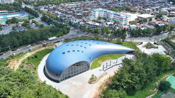 [창원=뉴시스] 강경국 기자 = 빈껍데기 논란을 겪고 있는 경남 창원시 성산구 대상공원 기부채납 공원시설물인 맘스프리존. (사진=창원시청 제공). 2025.09.11. photo@newsis.com *재판매 및 DB 금지