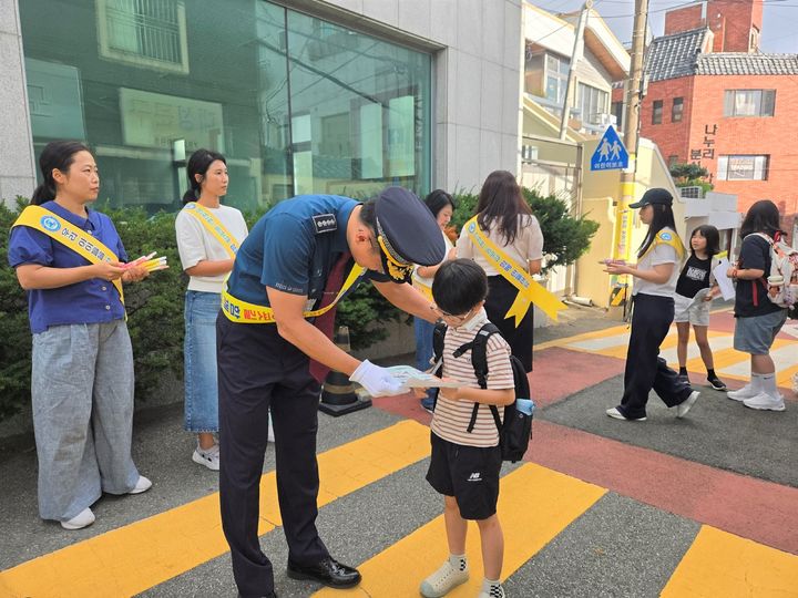 [부산=뉴시스] 부산 수영경찰서는 11일 개학을 맞아 어린이들의 교통안전 의식을 높이고 교통사고 예방을 위해 수영구 수미초등학교 앞 사거리에서 등굣길 교통안전 캠페인을 펼쳤다. (사진=부산 수영경찰서 제공) 2025.09.11. photo@newsis.com *재판매 및 DB 금지