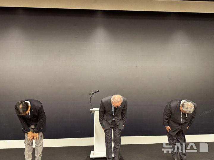 [서울=뉴시스]김영섭 KT 대표(가운데)와 KT 경영진이 11일 서울 광화문 사옥에서 기자간담회를 열고 최근 발생한 소액결제 피해에 대해 고개 숙여 사과하고 있다. (사진=심지혜 기자)