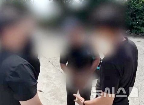 [제주=뉴시스] 11일 오후 제주 서귀포시 남원읍 위미리 소재 길거리에서 중국 국적 밀입국 피의자가 해경에 검거되고 있다. 이 남성은 지난 7일 오후 6시 중국 난퉁시에서 고무보트를 타고 약 460㎞를 항해해 8일 새벽 제주시 한경면 용수리 해안가에 도착한 혐의(출입국 관리법 위반)를 받고 있다. (사진=제주해양경찰청 제공) 2025.09.11. photo@newsis.com 