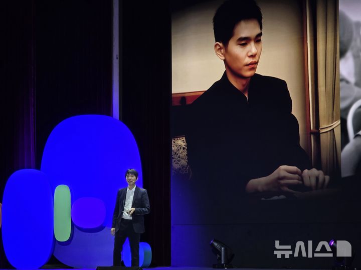 [서울=뉴시스]오동현 기자 = 이세돌 9단(유니스트 특임교수)이 11일 서울 코엑스에서 열린 삼성SDS 고객 초청 행사 '리얼 서밋 2025'에서 키노트 연사로 나서 'AI의 활용'에 대해 강조했다. 2025.9.11 odong85@newsis.com