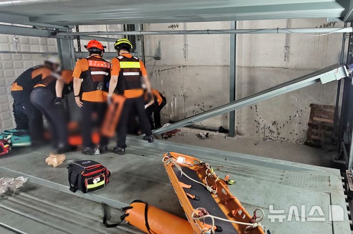[제주=뉴시스] 11일 오후 2시45분께 제주시 연동의 한 숙박업소 기계식 주차장에서 수리공 3명이 추락하는 사고가 발생해 소방당국이 구조 작업을 벌이고 있다. (사진=제주소방안전본부 제공) 2025.09.11. photo@newsis.com