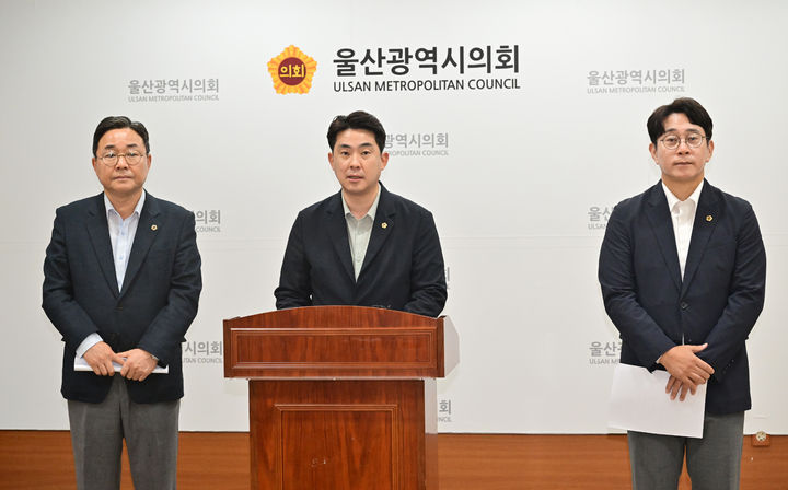 [울산=뉴시스] 박수지 기자 = 울산시의회 국민의힘 원내대표단이 11일 시의회 프레스센터에서 기자회견을 열고 더불어민주당 울산시당 브리핑에 대해 입장을 밝히고 있다. (사진=시의회 제공) 2025.09.11. photo@newsis.com *재판매 및 DB 금지