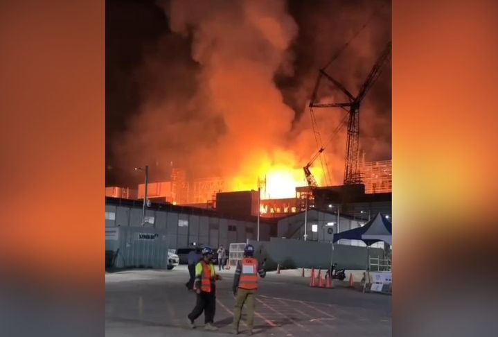  [서울=뉴시스] 9일 오후 8시경 대만 가오슝 싱다 화력발전소 신 2호기에서 가스 누출로 폭발과 화재가 발생해 화염이 치솟고 있다.(출처: 연합보) 2025.09.11. *재판매 및 DB 금지