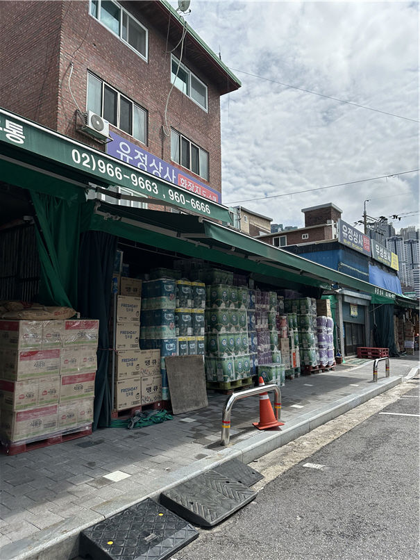 [서울=뉴시스] 보도 볼라드 설치 후. 2025.09.11. (사진=동대문구 제공) *재판매 및 DB 금지